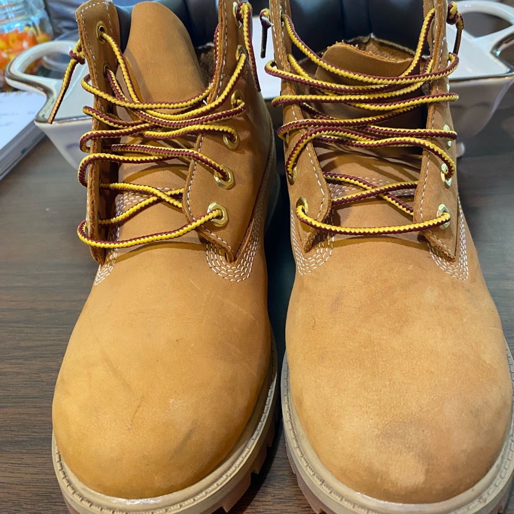 Boys size 3 Timberland boots in excellent condition